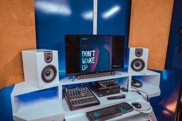 Advantages and Disadvantages of Bookshelf Speakers