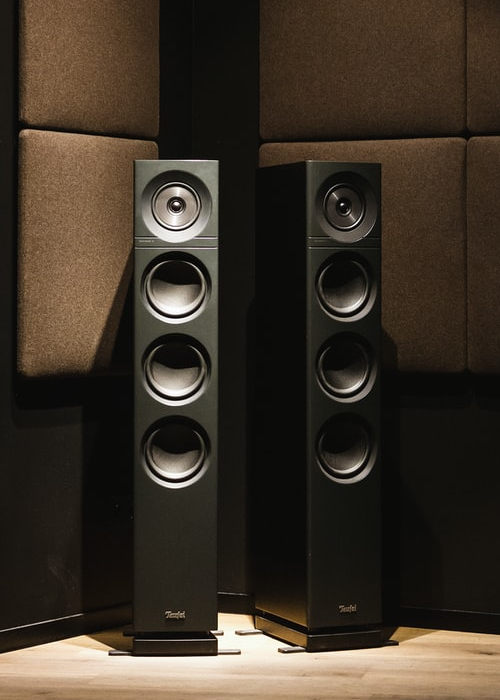 Differences between 2.0 and 2.1 speakers